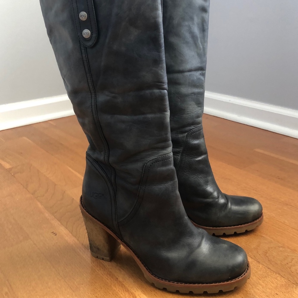 Ugg women’s boots sz 8 leather gray